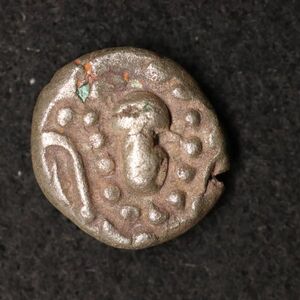 古代インド チャウルキヤ朝「ガッドヘイヤ・パイサ」銀貨（800-950年前後）[E2049] コイン
