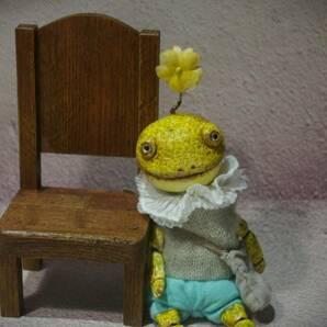 黄色いカエルさんと椅子の画像4