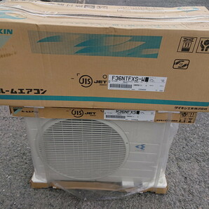 [佐川急便2ヶ口発送] 未使用保管品 DAIKIN ダイキン 12畳 3.6KW 冷暖房 ルームエアコン フィルター自動お掃除機能付き F36NTFXS-W R36NFXSの画像1