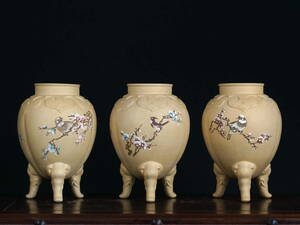 中国宜興　花器　花瓶　白泥　漢詩花鳥図彫　三態　H高さ20.5cm 二つ落款　三つ足壺　宜興紫砂　三個組