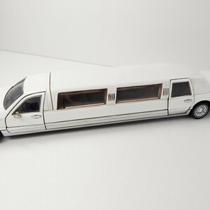 1/24 リンカーン タウンカー リムジン Lincoln town car ホワイト 高級車 アメ車 vip SSトイズ 1円スタート 1円〜 041909の画像2