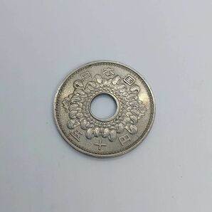 【E/D11668】日本硬貨 50円玉 旧硬貨 昭和41年 穴ずれ？ 詳細不明の画像2