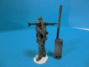 1/35 タミヤ ミリタリーミニチュアシリーズNo.212 ドイツ歩兵 野戦会議セットのフィギュア No4 機関銃手の完成品