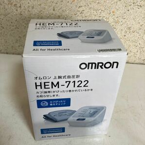 血圧計 上腕式 医療用 上腕式血圧計 家庭用 小型 オムロン OMRON カフ式 メモリー機能 HEM-7122 箱あり 中古 通電確認済の画像3