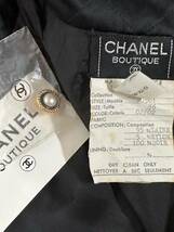美品・シャネル CHANEL スーツ　サイズ36 　made in france 　シャネル帝国ホテル購入　黒　パール・ゴールドボタン_画像6