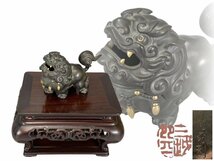 J0404 金工師 寿秀「壽秀」作 朧銀獅子香炉 金象嵌 木台付 茶道具 像道具 置物 箱付 重685g_画像1