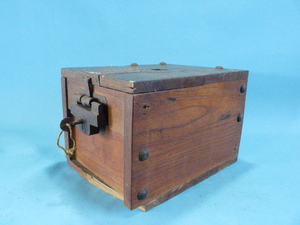 時代物、古い小型賽銭箱、欅「けやき」当時物の鉄鍵付き、伝統文化