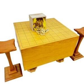 三579☆【現状品】天然木 将棋盤60号厚み約18cm 一舟作 将棋駒 金竜書 御蔵島黄楊 駒台 6寸用 桂木 一本将棋盤材質不明 白檀の香りがしますの画像1