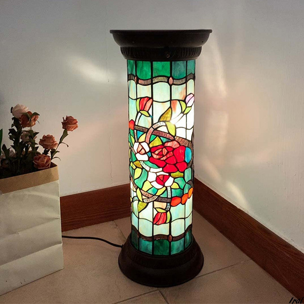 Buntglas-Stehlampe im japanischen Stil, Rose-Stehlampe, stilvolle, wunderschöne Innendekorationslampe, heilende Waren, romantisch, Handwerk, Handwerk, Glashandwerk, Buntglas