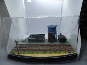 Nゲージ用ジオラマ展示ケース・給炭・給水設備がある機関区構内の風景(鉄道員2名付き)
