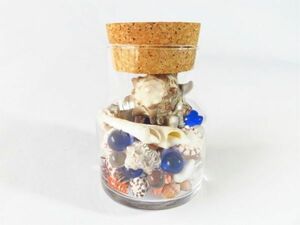 ミスタードーナツのガラス製ボトルに貝殻やビー玉が入ってます 　ボトルの高さ12 cm
