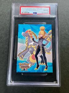 PSA8 ポケモン マスターズEX マジコス シロナ ジャラランガ シール ステッカー オーバーサイズ 鑑定 POKEMON MASTERS EX CYNTHIA STICKER