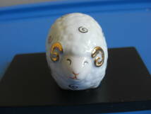 【未使用】Ryuko 陶器製　縁起物 羊置物（台付き） ミニチュア　　干支12支*Ks307_画像2