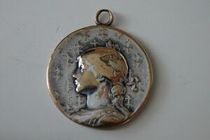 ジャンヌ・ダルクの胸像　フランスのユリと十字架のペンダントメダル　DOMREMY * ORLEANS * ROUEN 1412-1431