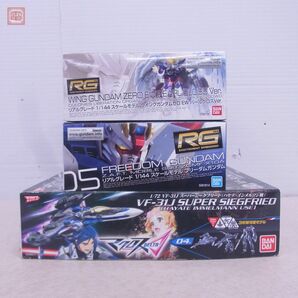 組立途中 バンダイ RG 1/144他 ウイングガンダムゼロ EW パールグロスVer/VF-31J スーパージークフリード 他 計3点セット ジャンク【20の画像2