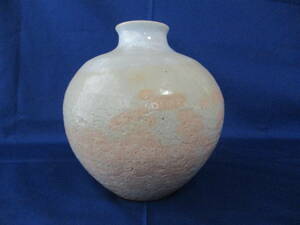 陶器の花瓶(白色丸型）： 壺・陶器製・陶芸・装飾品・花器・花生け・インテリア