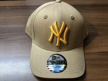 キャップ　ニューエラ　ベージュ　Beige NEW ERA CAP 帽子 NY イエロー　ゴールド刺繍入　男女用　フリーサイズ_画像2