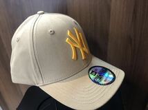 キャップ　ニューエラ　ベージュ　Beige NEW ERA CAP 帽子 NY イエロー　ゴールド刺繍入　男女用　フリーサイズ_画像3