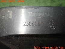 3UPJ=89380009]トライアンフ・タイガー 800(RH03)純正 サイドカバー 2306252 左 中古_画像4