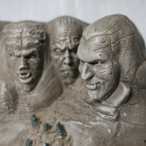 ☆【ユニバーサルスタジオ モンスターの置物】ラシュモア山の露頭に彫られた4人の大統領のパロディ フランケンシュタイン ドラキュラ 他の画像3