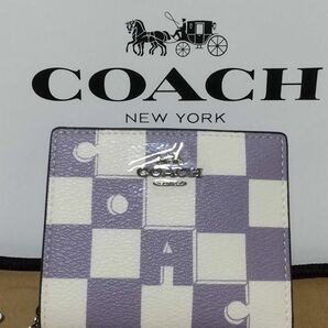 《GW特別価格　今日まで》ラスト１点　COACH　 二つ折り財布　新作Cチャーム