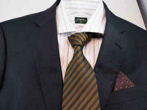 ダンディズムがあるタイ HUGO BOSS 最高級の素材と縫製 シルクネクタイ しっかりしたジャガード織り ストライプ ダークブラウン 幅９cm 
