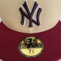 新品 New Era ツバ裏グレー NY Yankees 2Tone Khaki Red Cap 7 3/8 58.7cm ニューエラ ヤンキース 2トーン カーキ レッド キャップ 帽子_画像4