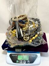 A8817 アクセサリー 大量 まとめ売り 遺品整理 約3.5kg ネックレス 時計 イヤリング ブローチ ブレスレット 指輪 イミテーション ジャンク_画像10