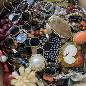  accessory mountain large amount set approximately 3.2kg set sale Junk parts taking . cardboard 1 box minute necklace brooch ring pendant various (0413)