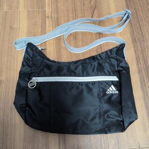 adidas　し ショルダーバッグ