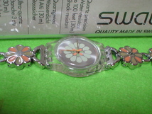 珍品　デザイン　SWATCH　SWISS　AG２００３　花のデザイン　女性用腕時計　ケース付　未使用品_画像1