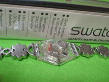 珍品　デザイン　SWATCH　SWISS　AG２００３　花のデザイン　女性用腕時計　ケース付　未使用品_画像3