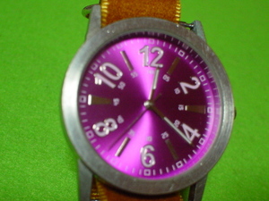 珍品　デザイン　PDMー７６２１　３BAR　腕時計　ピンク