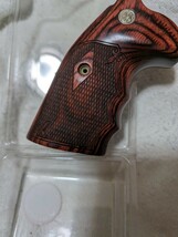 アルタモントのS&W KフレームコンバージョンO/S F/Gメダル付チェッカーの木製グリップ_画像4