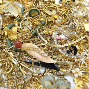 アクセサリー ジャンク ネックレス ブローチ イヤリング ブレスレット 装飾品他 ゴールドカラー まとめ 約1kg [fui]の画像8