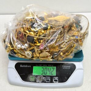 ジャンク アクセサリー 大量 3kg ネックレス ブローチ イヤリング 装飾品 キーホルダー他 ゴールドカラー まとめ [fui]の画像2