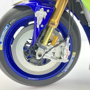 デアゴスティーニ 1/4 YAMAHA YZR-M1 バレンティーノロッシ モデル 完成品/ジャンク ※まとめて取引・同梱不可 [50-593]の画像3