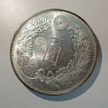 36. 新1円銀貨 明治29年 左丸銀 27.00g 未使用品 古銭 一圓 一円 銀貨 硬貨 コイン_画像4