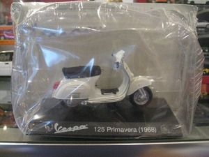 即決可★海外販売イタリアエデイコラ1/18ベスパ Vespa125 プリマベーラ(1968)白 リフレット付き 彡