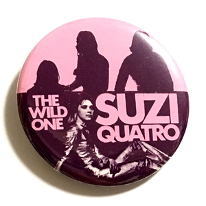 デカ缶バッジ 58mm SUZI QUATRO WILD ONE スージークアトロ Power Pop Glam Garage Punk パワーポップ グラムロック ガレージパンク