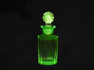 西洋アンティーク アンバーガラス 香水瓶 パフュームボトル ウランガラス カットガラス uranium glass 西洋美術 硝子 ガラス工芸　a0405
