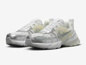 NIKE V2K RUN WHITE METALLIC SILVER ナイキ シューズ FD0736-104 24.5cm