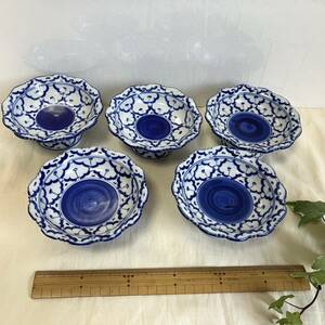 Art hand Auction 藍青白陶器 手描き 高足付き 中鉢 5個 パイナップル柄 アジアンエスニック, 和食器, 鉢, 小鉢