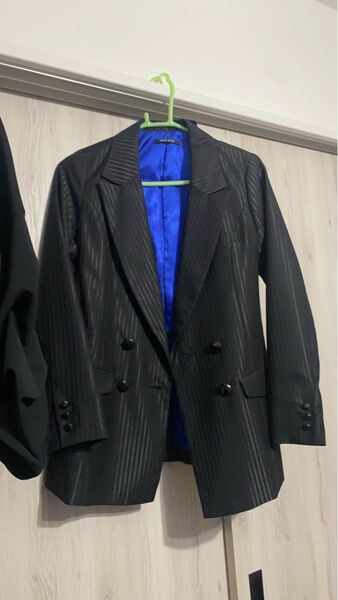 新品未使用ワンウェイoneway黒ストライプダブルジャケット羽織コート裏地青ブルーサテンパンツスカートモノトーンコーデテーラード