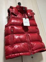 定価20万円！！新品未使用タグ付き☆MONCLER BORMES ボルム ダウンベスト TG3 レッド色 赤色 Lサイズ フード脱着可能 2WAY着用人気モデル_画像4