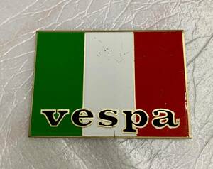 イタリア国旗　vespaロゴ入り　金属製ステッカー・エンブレム