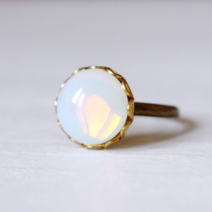  new goods Vintage glass white opal color. ring free ring free size gold old beautiful brass old beautiful antique manner simple white 