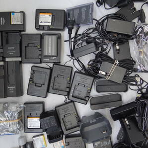 Z14C 大量 箱いっぱい FUJIFILMのビデオやカメラの 充電器 電源アダプター バッテリー クレードル アクセサリー 等 色々 中古 ジャンクの画像2