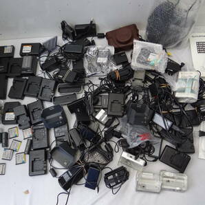 Z14C 大量 箱いっぱい FUJIFILMのビデオやカメラの 充電器 電源アダプター バッテリー クレードル アクセサリー 等 色々 中古 ジャンクの画像1