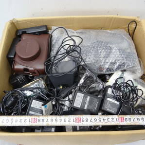 Z14C 大量 箱いっぱい FUJIFILMのビデオやカメラの 充電器 電源アダプター バッテリー クレードル アクセサリー 等 色々 中古 ジャンクの画像8